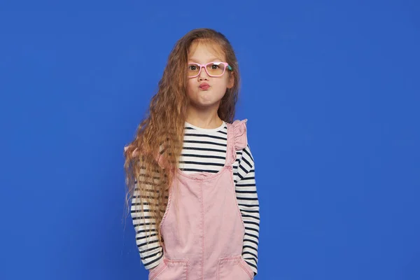 Portret Zabawnej Dziewczyny Okularach Niebieskim Tle Dziecko Badanie Wzroku Stylowe — Zdjęcie stockowe