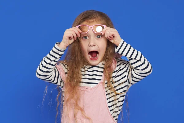 Ritratto Una Ragazza Divertente Occhiali Sfondo Blu Bambino Esame Oculare — Foto Stock