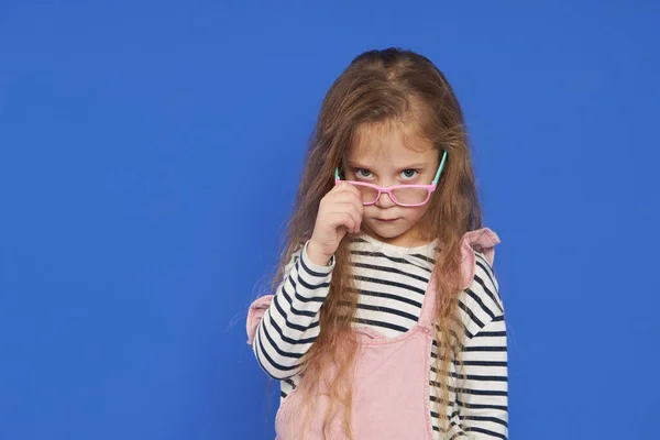 Porträtt Rolig Flicka Glasögon Blå Bakgrund Barn För Ett Ögontest — Stockfoto