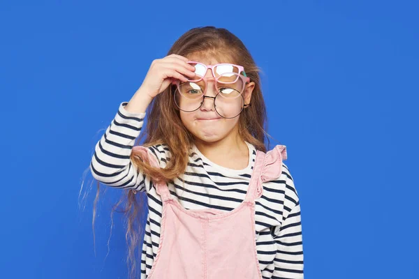 Porträtt Rolig Flicka Glasögon Blå Bakgrund Barn För Ett Ögontest — Stockfoto