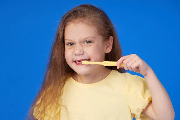 Criança Sem Dentes Menina Bonito Sorri Amplamente Com Uma Escova — Fotografia de Stock
