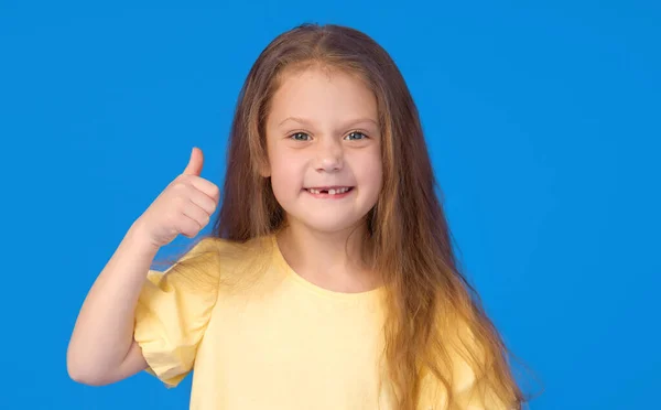 Enfant Sans Dents Jolie Petite Fille Sourit Largement Sur Fond — Photo