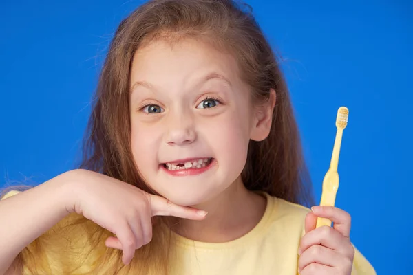 Criança Sem Dentes Menina Bonito Sorri Amplamente Com Uma Escova — Fotografia de Stock