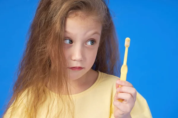 Niña Sin Dientes Linda Niña Sonríe Ampliamente Con Cepillo Dientes — Foto de Stock