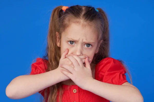 Retrato Una Niña Pequeña Pie Aislada Sobre Fondo Azul Mirando — Foto de Stock