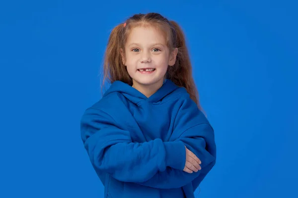 Menina Alegre Bonito Capuz Azul Fundo Estúdio Azul Sorri Olha — Fotografia de Stock