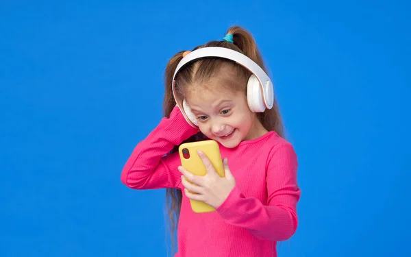 Egy Csinos Lány Fényes Rózsaszín Pulóverben Szelfit Készít Egy Mobiltelefonos — Stock Fotó