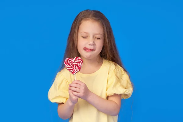 Criança Sem Dentes Menina Bonito Sorri Amplamente Com Chupa Chupa — Fotografia de Stock