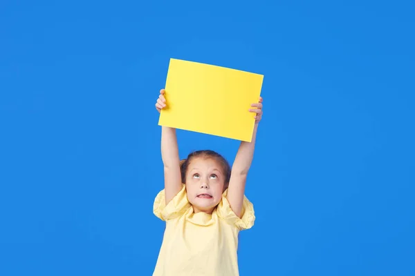 Ein Niedliches Kleines Mädchen Hält Ein Gelbes Schild Für Eine — Stockfoto