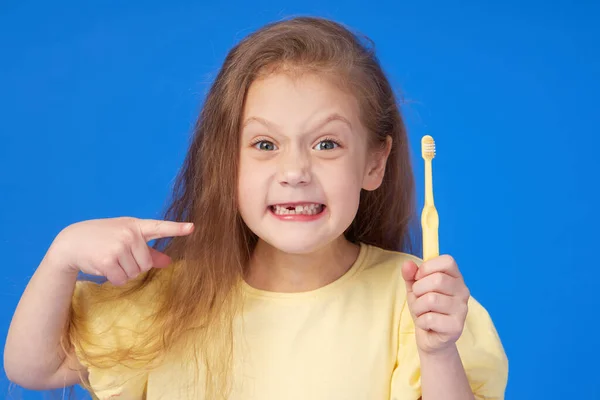 Criança Sem Dentes Menina Bonito Sorri Amplamente Com Uma Escova — Fotografia de Stock
