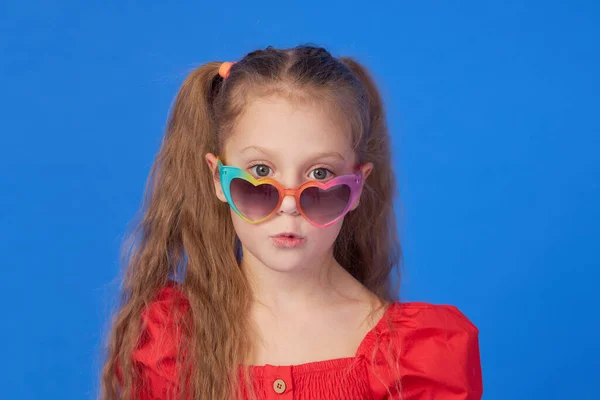 Retrato Surpreendido Bonito Pequena Menina Forma Óculos Sol Coração Criança — Fotografia de Stock