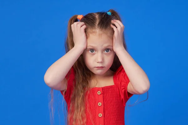Porträtt Sorgliga Lilla Småbarn Flicka Barn Stående Isolerade Över Blå — Stockfoto