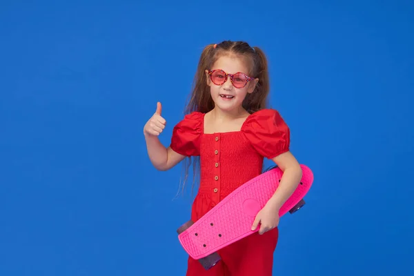 Menina Pequena Fresco Roupas Brilhantes Senta Skate Olhando Para Câmera — Fotografia de Stock
