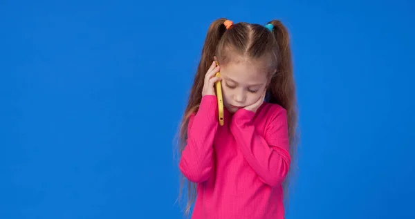 Ein Nettes Mädchen Einem Knallrosa Pullover Das Auf Einem Mobiltelefon — Stockfoto