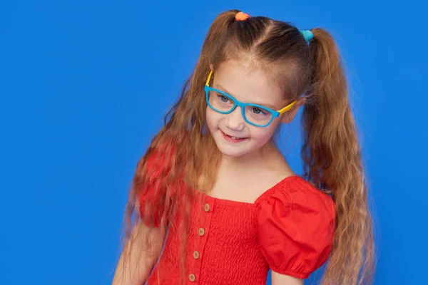 Retrato Uma Garota Engraçada Óculos Fundo Azul Criança Para Teste — Fotografia de Stock