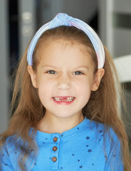 Criança Sem Dentes Menina Bonito Sorri Amplamente Primeiro Dente Leite — Fotografia de Stock