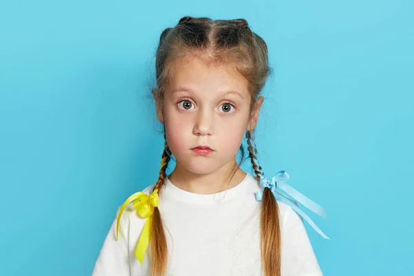 Πορτρέτο Ενός Λυπημένου Μικρού Πατριώτη Κοριτσιού Πολύχρωμα Τόξα Κοτσίδες Μπλε — Φωτογραφία Αρχείου