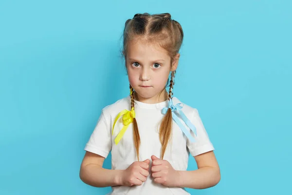 Retrato Uma Menina Patriota Triste Com Arcos Multicoloridos Tranças Fundo — Fotografia de Stock