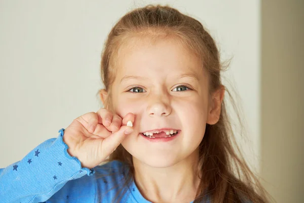 Criança Sem Dentes Menina Bonito Sorri Amplamente Primeiro Dente Leite — Fotografia de Stock