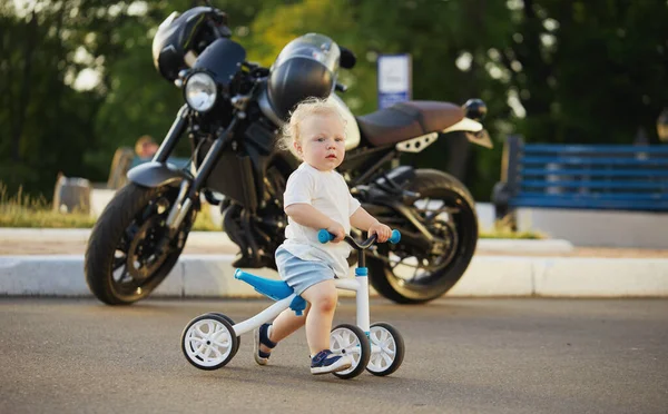 Bebê Bonito Aprende Andar Bicicleta Equilíbrio Uma Criança Pequena Tenta — Fotografia de Stock