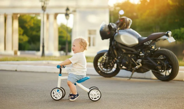 Aranyos Baba Megtanul Biciklizni Egy Kisgyerek Megpróbál Biciklizni Egy Napos — Stock Fotó