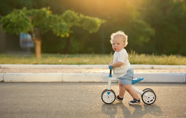 Bebê Bonito Aprende Andar Bicicleta Equilíbrio Uma Criança Pequena Tenta — Fotografia de Stock