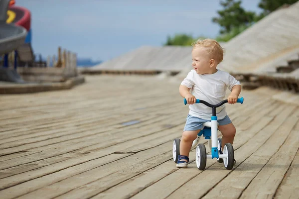 Bebê Bonito Aprende Andar Bicicleta Equilíbrio Uma Criança Pequena Tenta — Fotografia de Stock