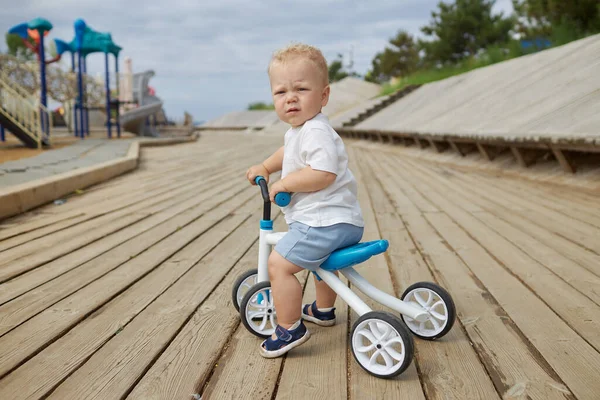 Bebê Bonito Aprende Andar Bicicleta Equilíbrio Uma Criança Pequena Tenta — Fotografia de Stock