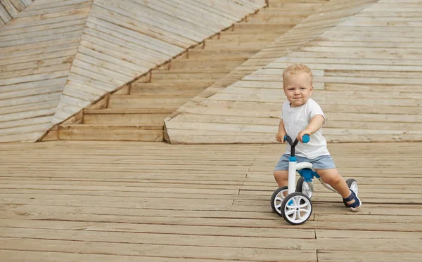 Bebê Bonito Aprende Andar Bicicleta Equilíbrio Uma Criança Pequena Tenta — Fotografia de Stock