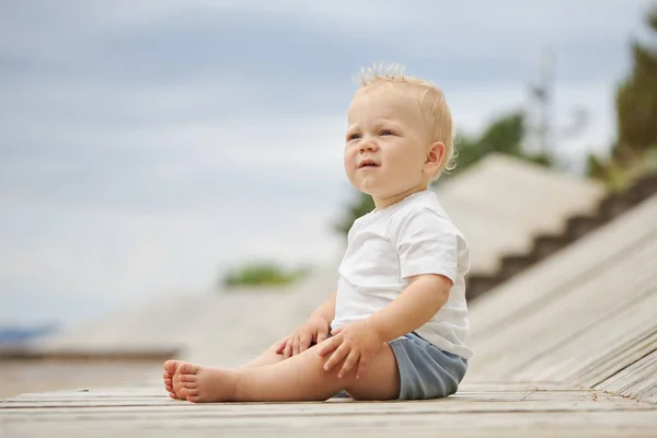 Bebé Lindo Está Sentado Suelo Patio Aire Libre Adorable Bebé —  Fotos de Stock