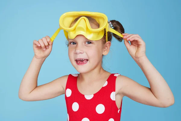Ευτυχισμένο Κορίτσι Κίτρινη Μάσκα Κατάδυσης Αστείο Πρόσωπο Μπλε Φόντο — Φωτογραφία Αρχείου