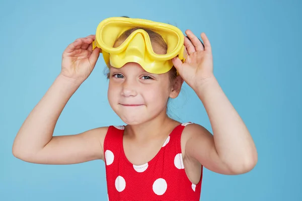 Ευτυχισμένο Κορίτσι Κίτρινη Μάσκα Κατάδυσης Αστείο Πρόσωπο Μπλε Φόντο — Φωτογραφία Αρχείου