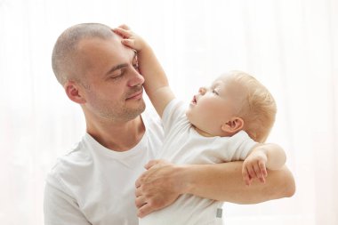 Sevgi dolu babası şirin bebek oğlu kucaklayan