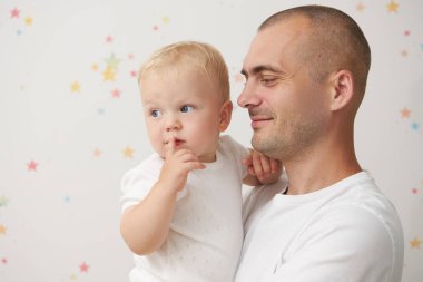 Sevgi dolu babası şirin bebek oğlu kucaklayan