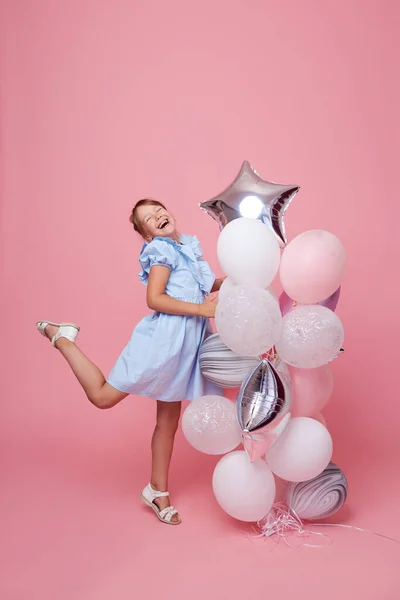 Joyful Kind Meisje Elegante Tule Jurk Buurt Van Ballonnen Verjaardagscadeau — Stockfoto