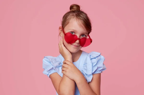 Retrato Menina Criança Bonito Surpreso Nos Óculos Sol Forma Coração — Fotografia de Stock