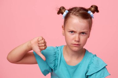 Üzgün yüzlü üzgün kız baş parmağını kaldırıyor.