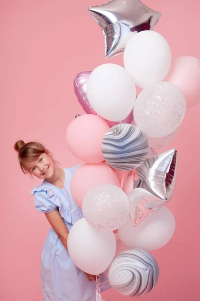 Balonların Yanında Zarif Tül Elbiseli Neşeli Kız Çocuğu Doğum Günü — Stok fotoğraf