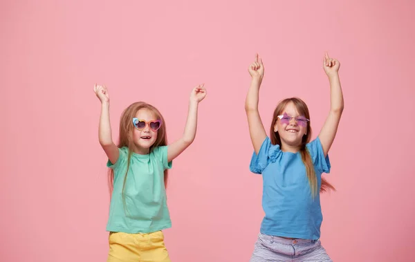 Bonito Crianças Adoráveis Divertindo Junto Com Camisetas Coloridas Brilhantes Isoladas — Fotografia de Stock