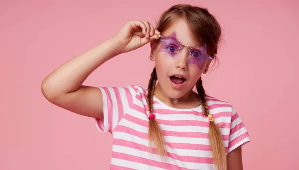 Retrato Menina Criança Bonito Surpreso Nos Óculos Sol Forma Estrela — Fotografia de Stock