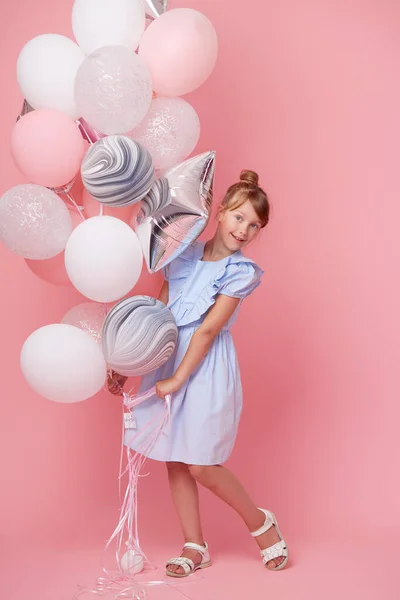 Menina Alegre Vestido Tule Elegante Perto Dos Balões Presente Aniversário — Fotografia de Stock