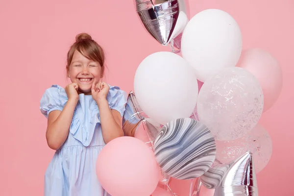 Menina Alegre Vestido Tule Elegante Perto Dos Balões Presente Aniversário — Fotografia de Stock