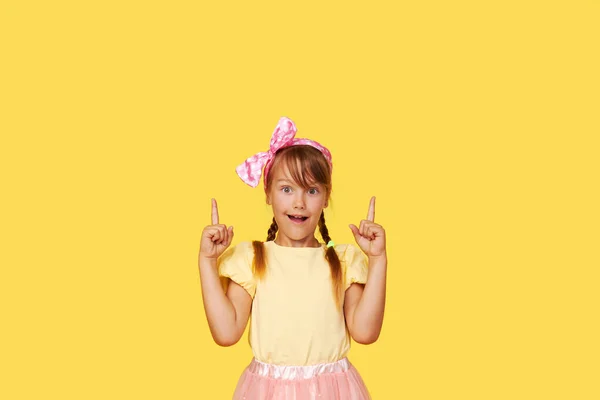 Retrato Criança Pequena Menina Bonito Surpreso Sobre Fundo Amarelo Olhar — Fotografia de Stock