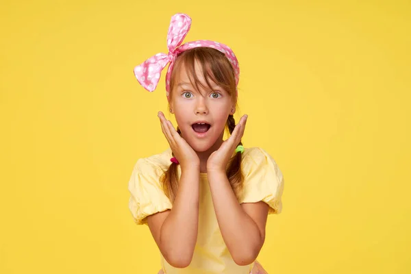 Retrato Criança Pequena Menina Bonito Surpreso Sobre Fundo Amarelo Olhar — Fotografia de Stock