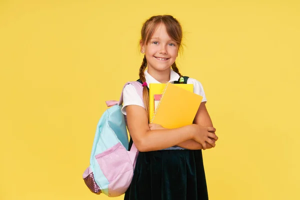 Portret Van Een Schoolmeisje Met Lesboeken Een Rugzak Een Gele — Stockfoto