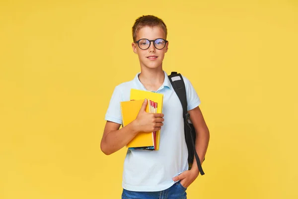 Portret Van Een Schooljongen Een Bril Met Lesboeken Een Rugzak — Stockfoto