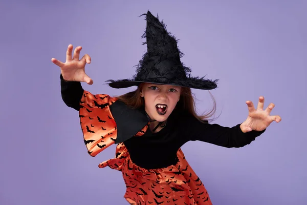 Niños Divertidos Trajes Carnaval Honor Halloween Sobre Fondo Púrpura —  Fotos de Stock