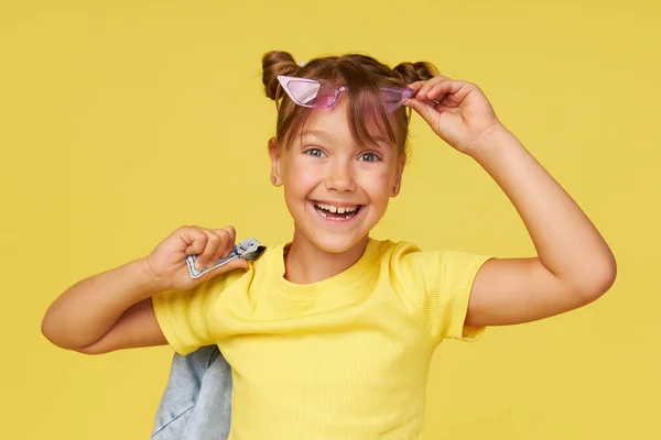 Portret Zaskoczonej Dziewczynki Okularach Przeciwsłonecznych Kształcie Serca Dziecko Otwartymi Ustami — Zdjęcie stockowe