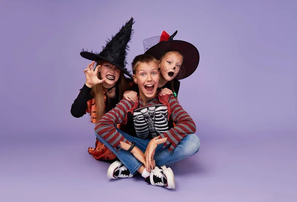 Niños Divertidos Trajes Carnaval Honor Halloween Sobre Fondo Púrpura —  Fotos de Stock