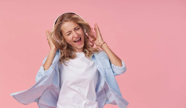Young Attractive Girl Has Fun Listening Loud Music Headphones Dancing — Stock fotografie